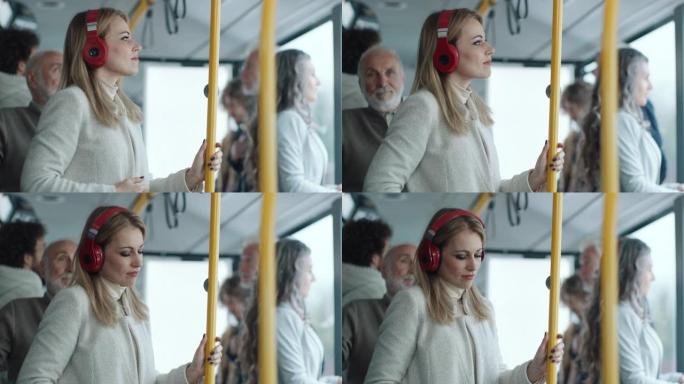 公共汽车上戴着耳机的女人