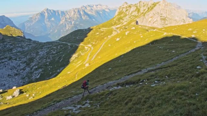 WS男子在朱利安阿尔卑斯山的山路上徒步旅行