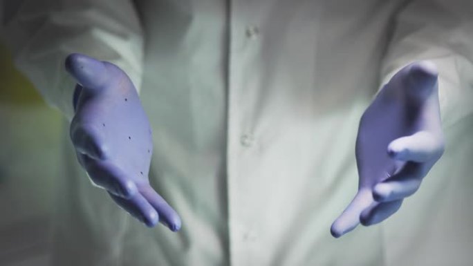 科学实验室戴着防护手套的科学家之手。