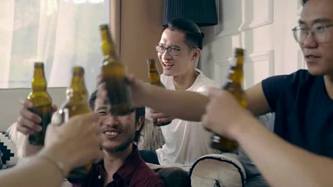 年轻的亚洲成年男子聚集喝啤酒敬酒