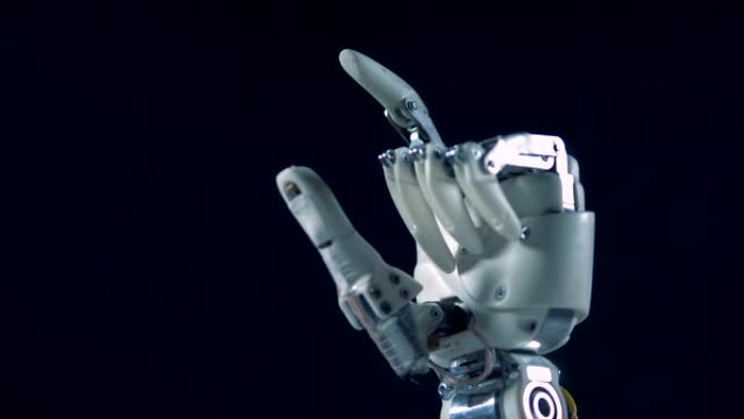 金属假体在工作时移动手指。真正的机器人手。