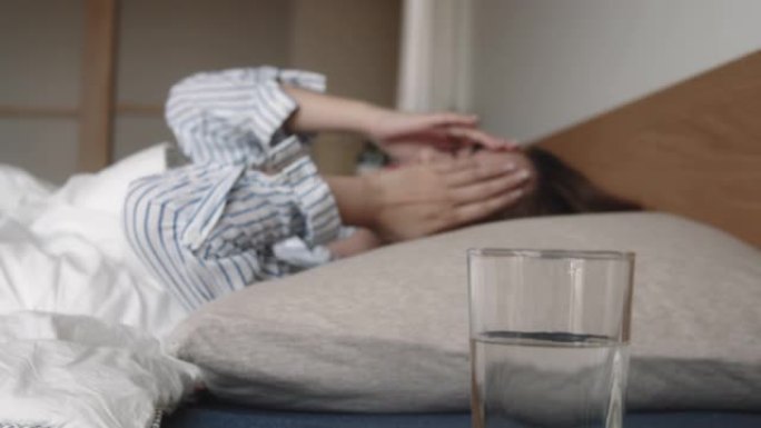 亚洲妇女在家里的床上感染了流感和饮用水。
