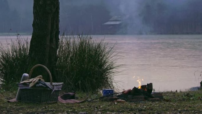 斯洛文尼亚Prekmurje宁静秋季湖畔的篝火女士