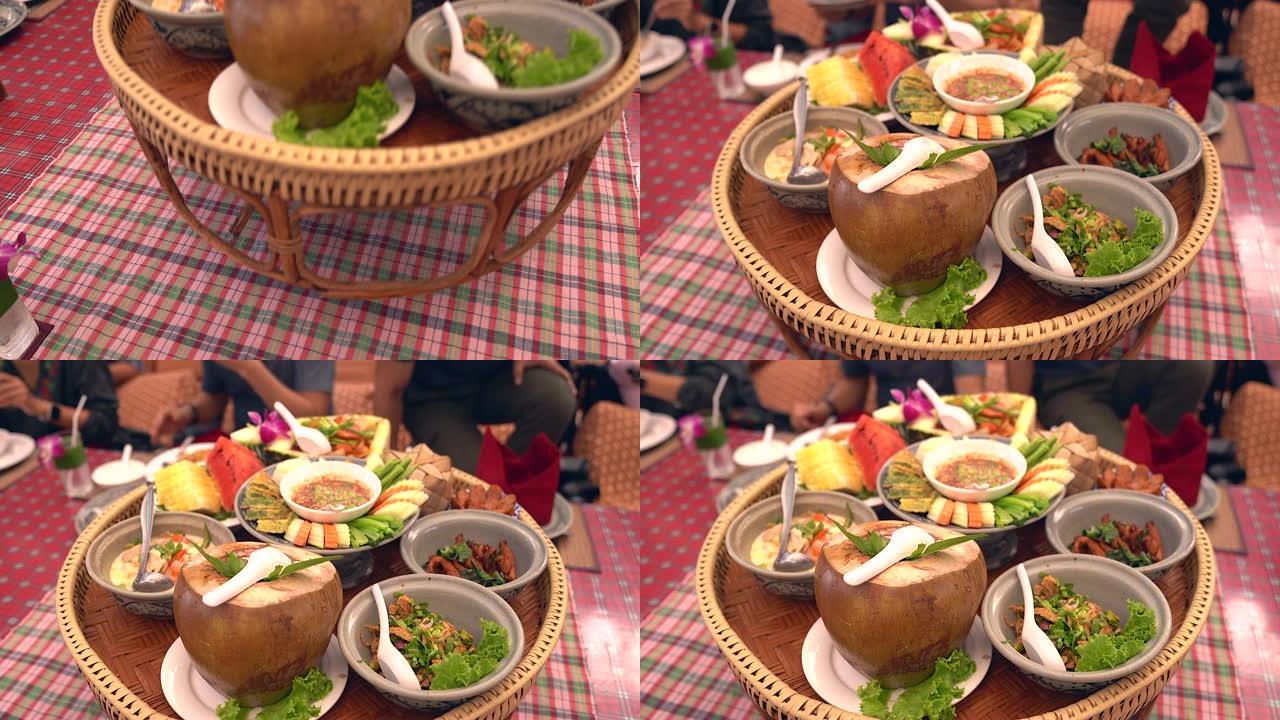 Khan tok或Khantoke晚餐是泰国北部的传统，泰国北部香肠和绿色辣椒蘸煮蔬菜