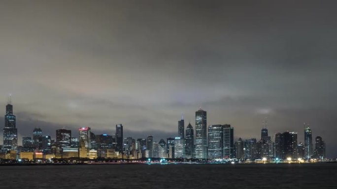 T/L在黎明时分用流动的云彩平移芝加哥的夜景/伊利诺伊州芝加哥