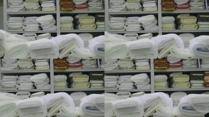在一家纺织商店里，有各种颜色和各种材料的织物，例如织物，蕾丝，缎子，亚麻。
