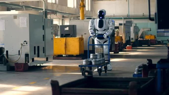 带有机器人推动手推车前进的工厂场所