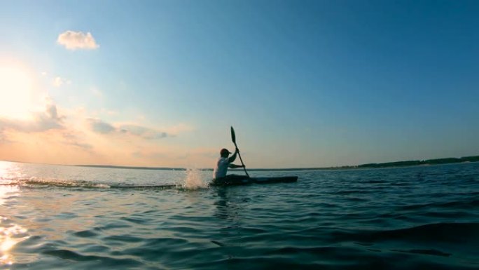 一个有男性船夫在独木舟上穿越的湖泊