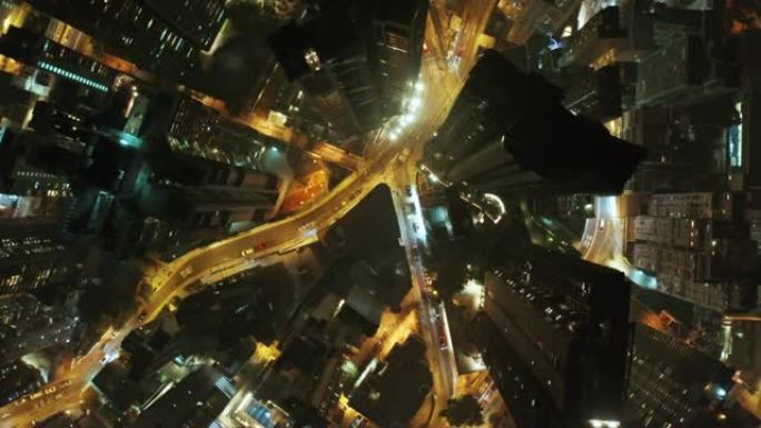 夜间从无人机鸟瞰香港城市景观。香港城市无人机90度鸟瞰图。