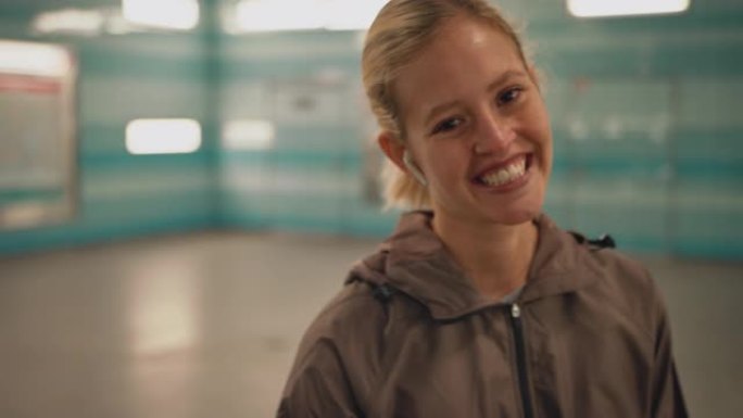 地铁上微笑的女运动员的特写肖像