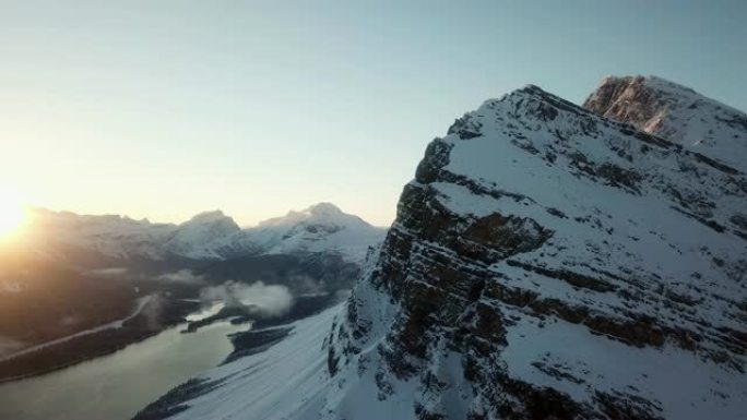 雪山鸟瞰图冬季雪花下雪雾凇风景