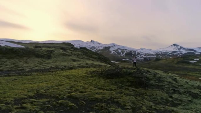 WS无忧无虑的女人站在冰岛偏远的山上
