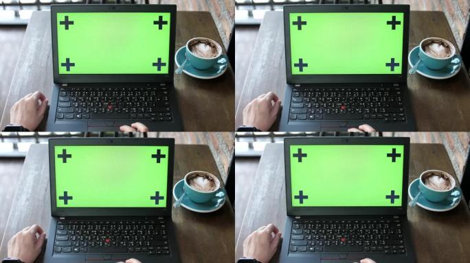 女人看着绿色屏幕的笔记本电脑，视线
