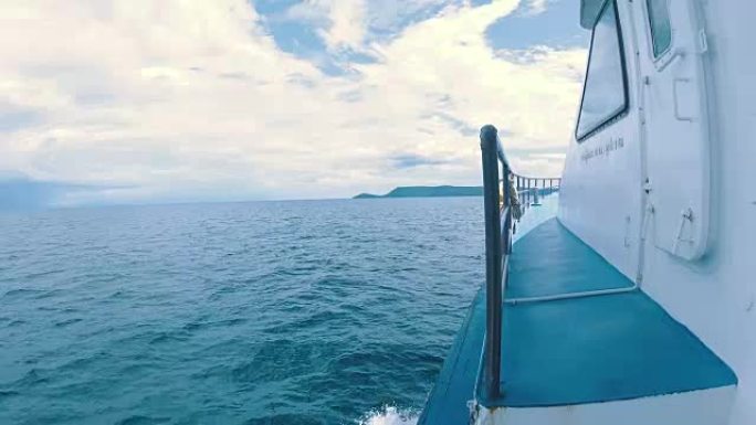 蓝色海洋上的船醒探险出海钓渔船甲板风景风