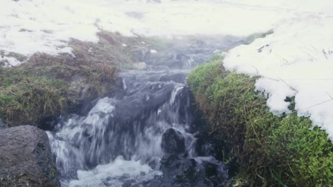 瀑布女士在雪中流动，冰岛