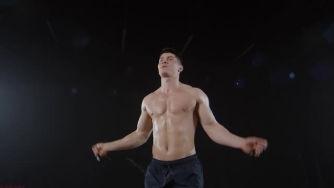 裸胸男子使用跳绳跳绳的裸照男子健身运动
