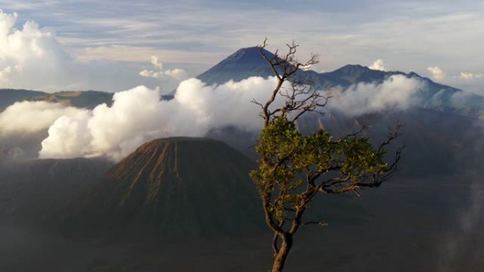 烟雾来自布罗莫山，这是一座活火山，位于印度尼西亚东爪哇省布罗莫腾格里塞梅鲁国家公园。