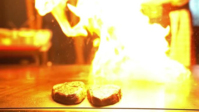 慢动作烹饪日本和牛牛肉烧烤铁板烧火焰