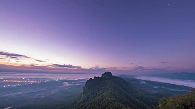 日出时，山上的天空和移动的云层时间流逝