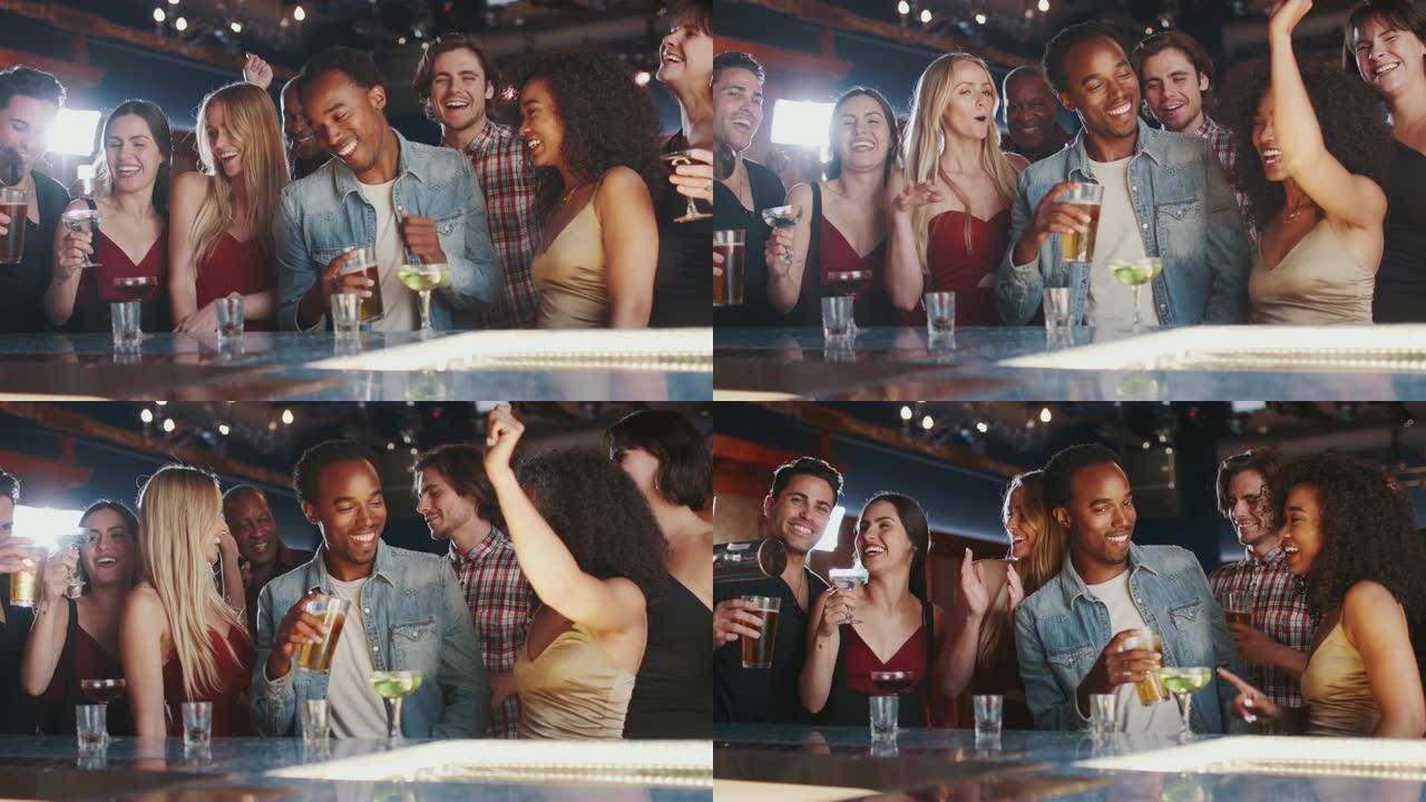 一群情侣和朋友一起在酒吧喝酒