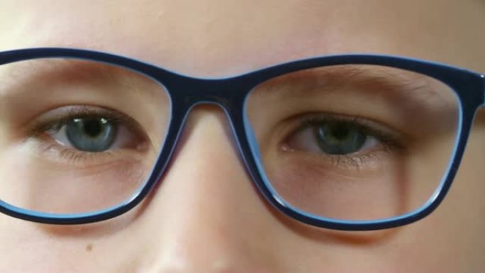 戴眼镜的蓝眼睛男孩