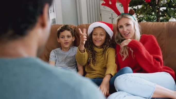 圣诞节时，一家人坐在沙发上玩猜字谜游戏