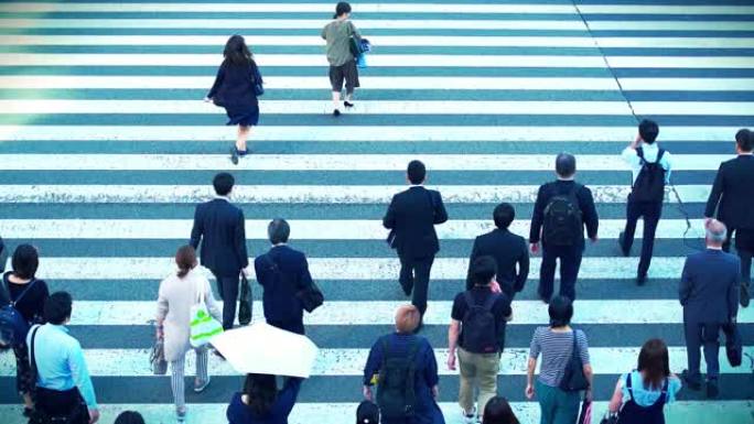 日本商人步行上班斑马线人群红绿灯