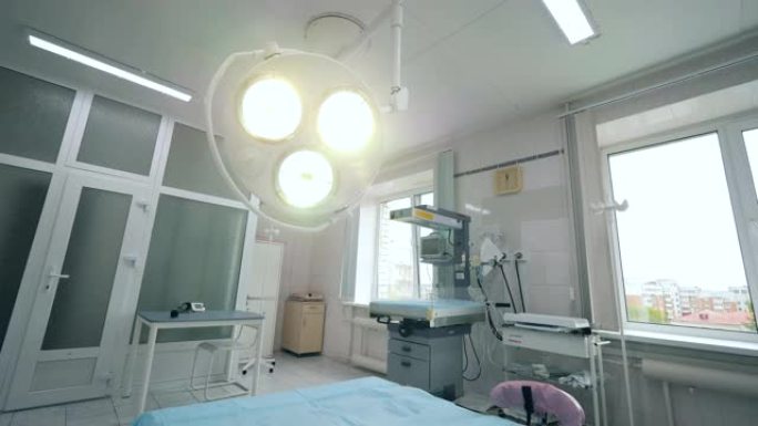 在现代医院病房中打开手术灯