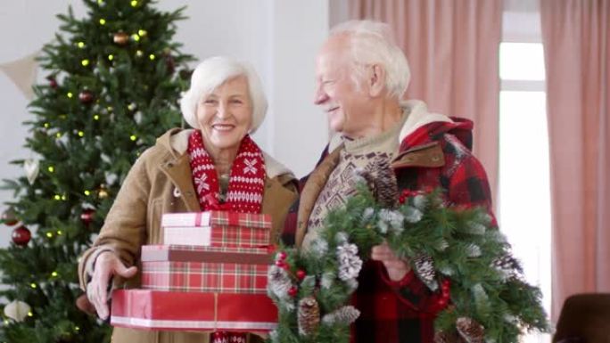 快乐的老年夫妇与圣诞礼物合影