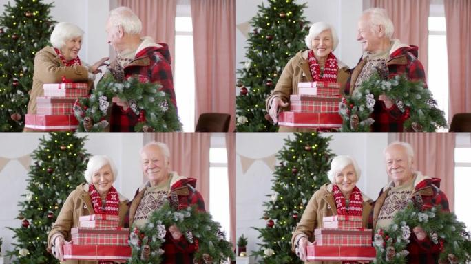 快乐的老年夫妇与圣诞礼物合影