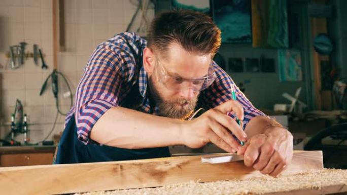 木匠持有的木材测量过程。木工工匠。