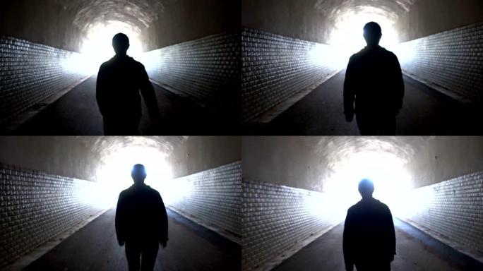 女人在黑暗的隧道中走向光明