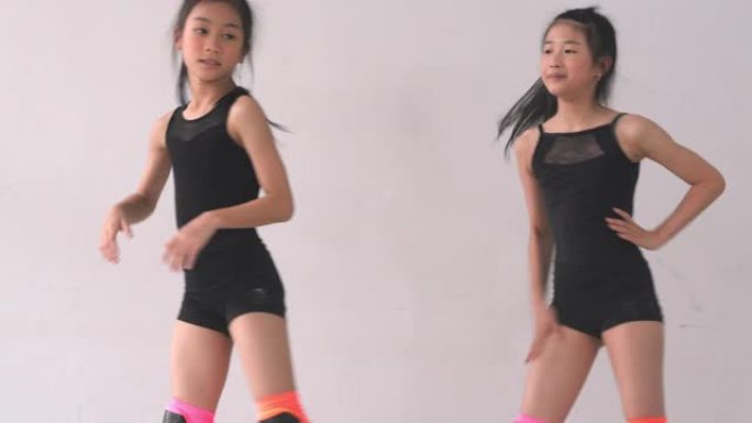2个女孩跳舞孩童舞肢训练