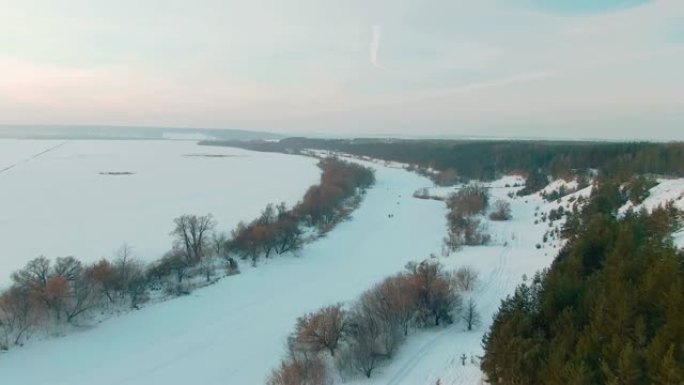 4k鸟瞰图白雪覆盖的树木河无人机镜头风景冬季自然美丽晴天
