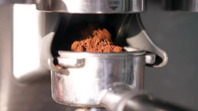 咖啡师研磨咖啡豆coffee