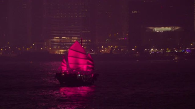黄昏时分维多利亚港的红色帆船