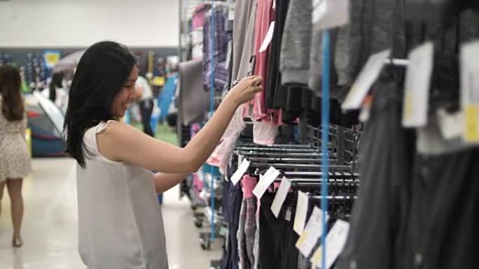 亚洲妇女在服装店购物服装