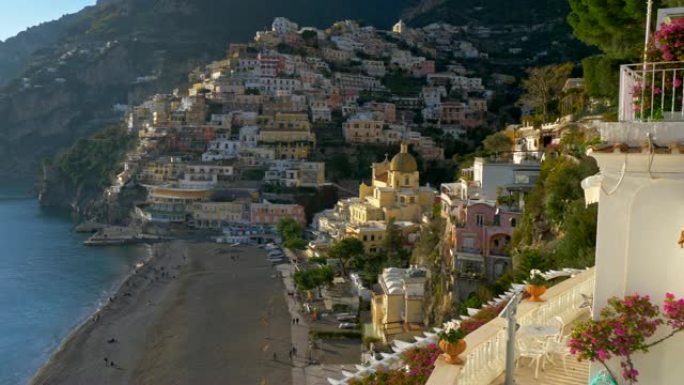 意大利波西塔诺村午后的阳光。波西塔诺 (Positano) 是第勒尼安海阿马尔菲海岸的一个村庄。4K