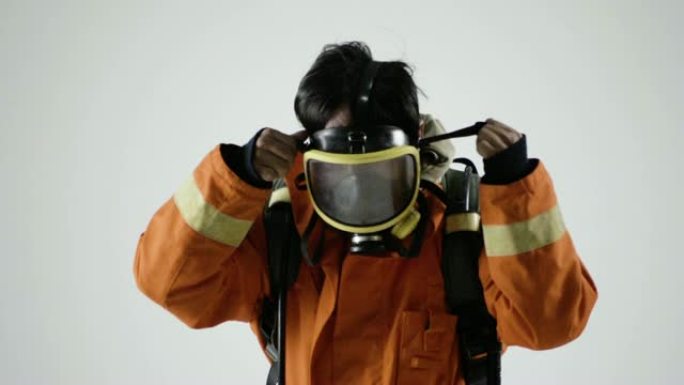 一名戴着防护头盔的男性消防员肖像