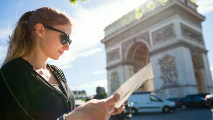 女子在巴黎度假，站在凯旋门，交通拥挤
