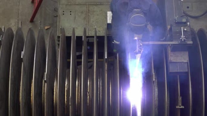 拉丁美洲人在冶金工厂焊接机器-缩小