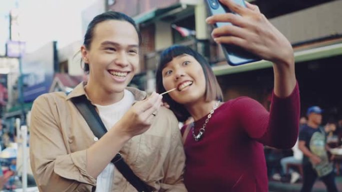 亚洲朋友在考山路拍泰国街头美食。