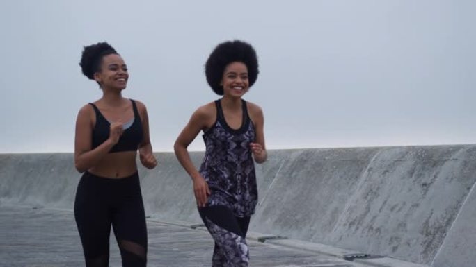 两名混血女子在码头上奔跑
