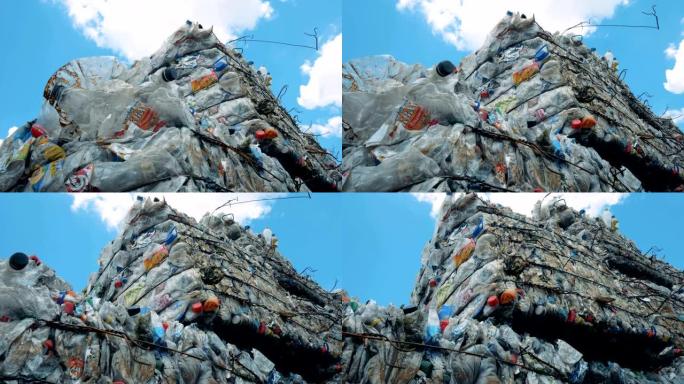 捆扎成堆的可回收垃圾。垃圾在垃圾填埋场上，用金属丝绑着。