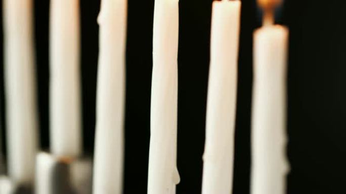 特写，浅景深倾斜拍摄的银色烛台，带白色蜡烛，细节