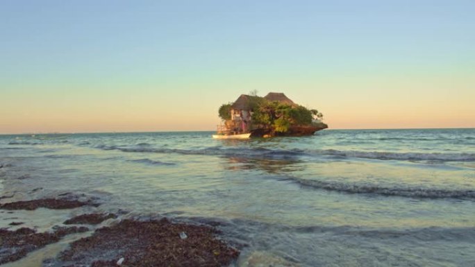 斯洛莫著名餐厅米汉维平韦海滩上的岩石