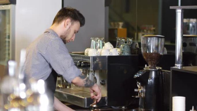 高加索男性咖啡师在咖啡店酿造浓缩咖啡