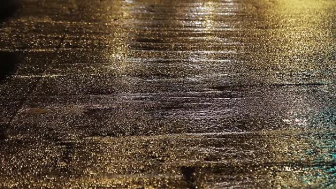 晚上雨后潮湿的柏油路。放大。