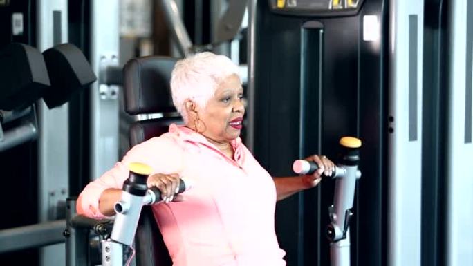 健身房的非裔美国高级女性