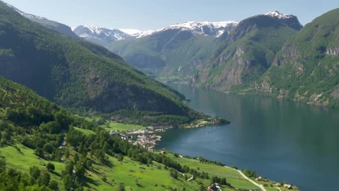 Aurland峡湾的平移镜头。挪威美丽的自然